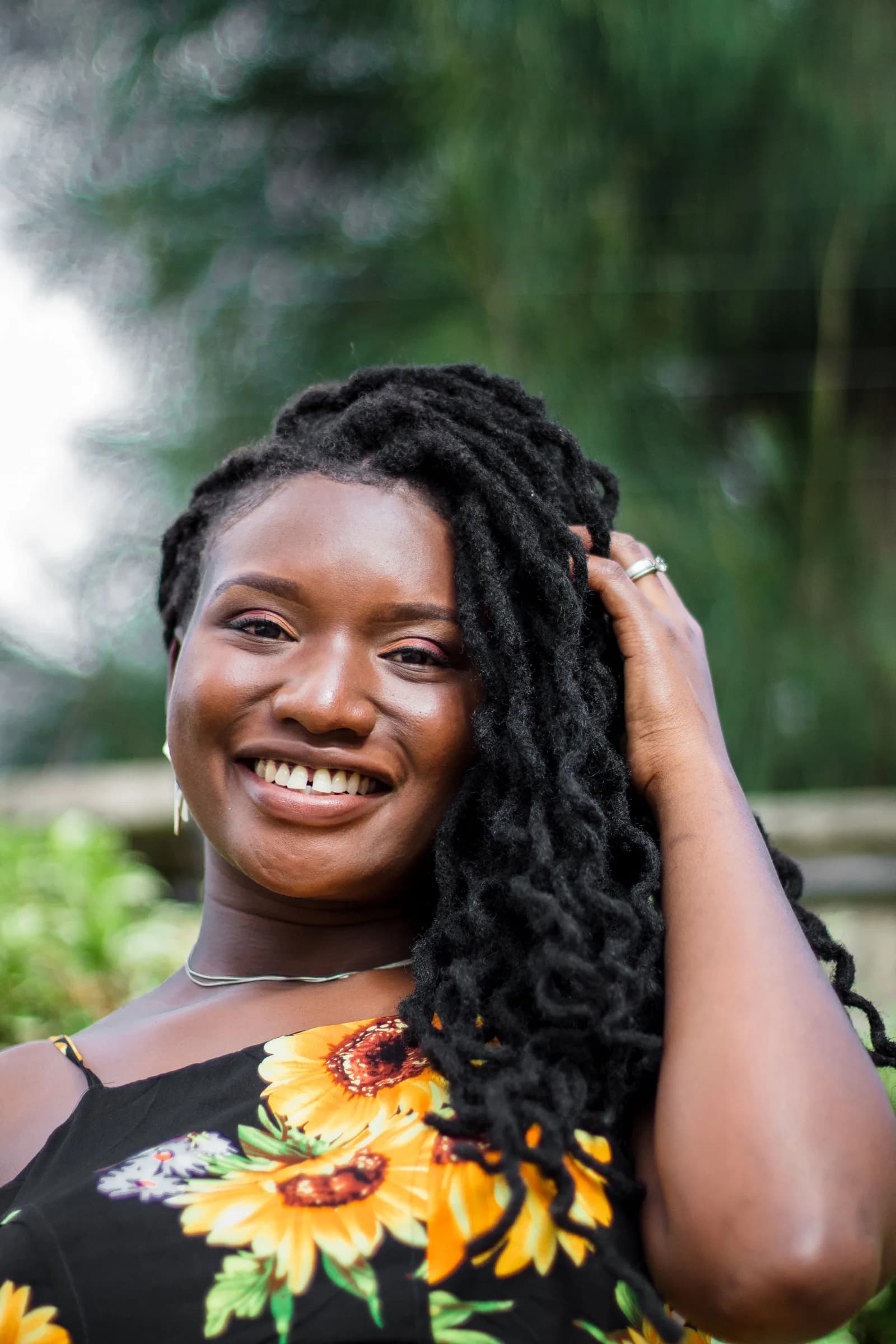 Femme aux locs, en extérieur à Abuja.